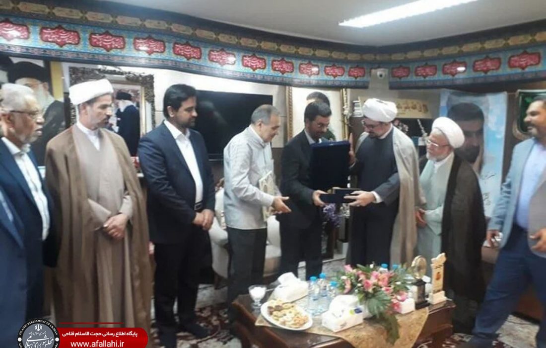 حجة الإسلام والمسلمين كرّم الدكتور فلاحي شجاعة الشهداء ووجهاء المقام في لقاء مع عائلة الشهيد سردار حسن طهراني مقدم الكريمة.