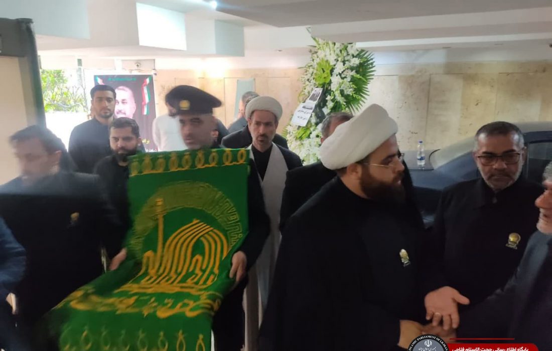 حضر حجة الإسلام والمسلمون فلاحي إلى منزل الشهيد حسين أمير عبد اللهيان مع الإمام الرضا (عليه السلام).