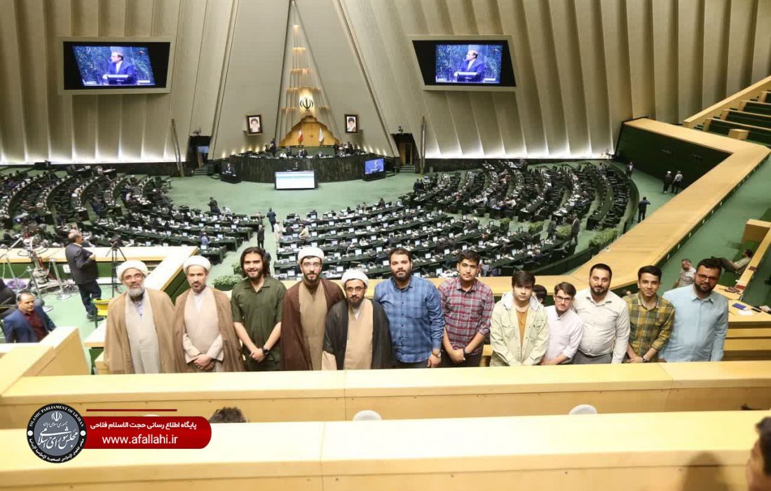 طلاب الحمدانيون وطلبة حوزة الامام السجاد (ع) وكان الدكتور فلاحي ضيف حجة الاسلام في قاعة البرلمان.